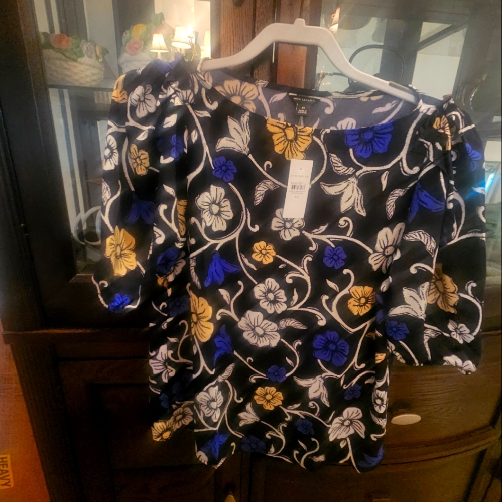 NWT Ann Taylor Floral Crew Neck T Shirt Style Top